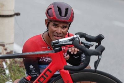 Mohd Harrif selepas menamatkan pelumbaan ke garisan penamat sempena perlumbaan Le Tour de Langkawi (LTdL) Malaysia 2022 peringkat keempat sejauh 137.9 kilometer dari Sabak Bernam, Selangor ke Meru Raya, Perak pada Jumaat. - Bernama