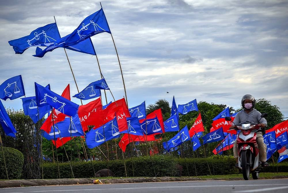 Parti politik perlu tekad dan terbuka untuk meletakkan muka baharu di Parlimen dan DUN bagi memberikan lebih peluang kepada anak tempatan terutamanya di DUN. -Foto fail Bernama