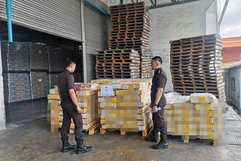 Produk ruminan daging kerbau sejuk beku dari India yang dirampas di Pelabuhan Pasir Gudang pada Khamis.