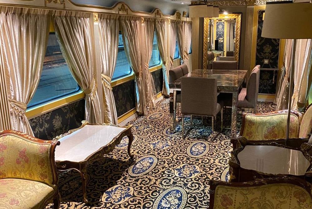 Koc tempat duduk premier kelas pertama.