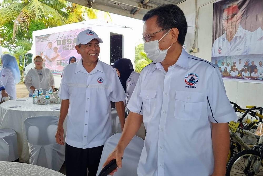 Daud ketika menyambut ketibaan Mohd Shafie Program Jelajah dan Pelancaran Jentera Pilihan Raya Warisan Bahagian kimanis di Kampung Seri Malawaring, Bongawan, Papar.