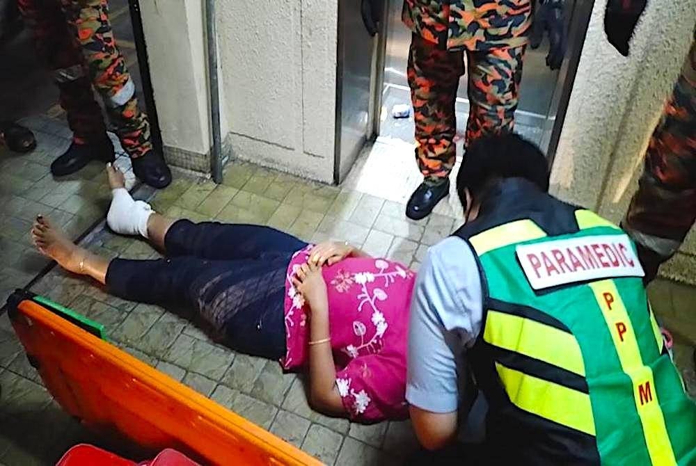Salah seorang mangsa yang cedera dihantar ke Hospital Kuala Lumpur untuk rawatan lanjut. - Foto ihsan Jabatan Bomba dan Penyelamat Kuala Lumpur