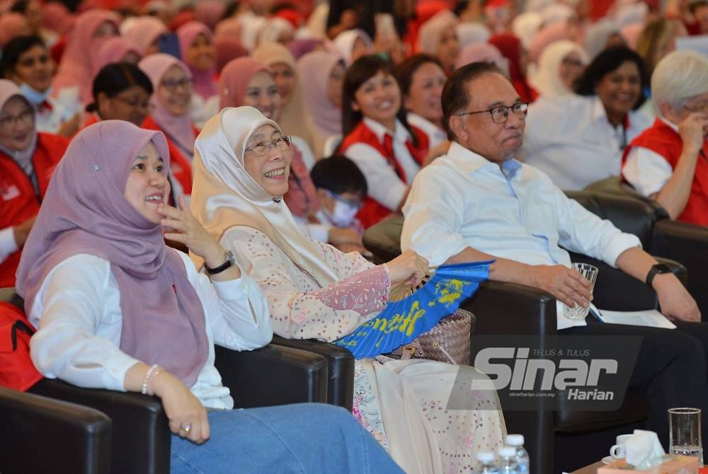 Wan Azizah (dua dari kiri) turut hadir pada Majlis Pelancaran Iltizam Wanita dan Jentera PRU15 di Dewan Raja Muda Musa pada Sabtu. - Foto Sinar Harian/MOHD HALIM ABDUL WAHID