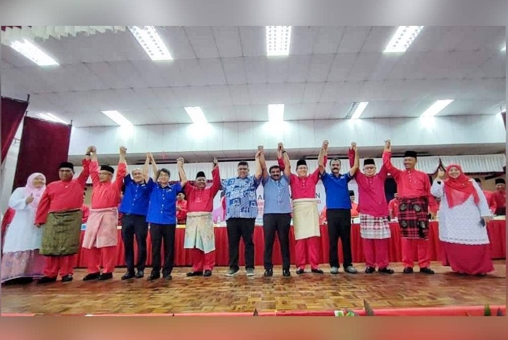 Rospandi (enam dari kiri) dan Ab Rauf (tujuh dari kiri) ketika Mesyuarat Agung UMNO Bahagian Alor Gajah di Machap Baru, di Melaka, pada petang Sabtu.