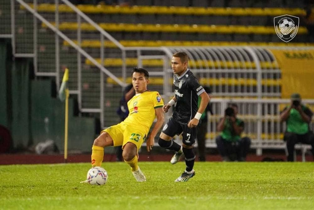 Faisal (kanan) bantu Terengganu atasi Kedah 1-3 di Alor Setar pada malam Sabtu. - Foto KDA FC