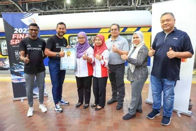 Shahrul Azlan (dua dari kiri) menerima sijil daripada wakil MBOR sambil disaksikan Ketua Jabatan Antarabandar KTMB, Nurul Azha Mokmin (dua dari kanan) dan Ketua Kawalan Operasi KTMB, Afzar Zakariya (kanan).