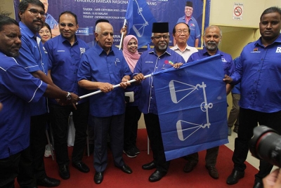 Musa (empat dari kanan) menyerahkan bendera BN kepada jentera pilihan raya Kimma Pulau Pinang.