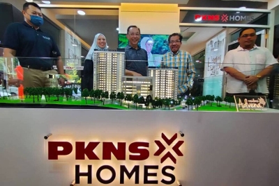 Mahmud (tengah) pada Majlis Pelancaran Residensi Advena di Kompleks PKNS Shah Alam pada Sabtu.