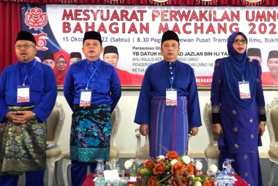 Ahmad Jazlan (dua dari kanan) hadir merasmikan Mesyuarat Perwakilan UMNO Bahagian Machang pada Sabtu.