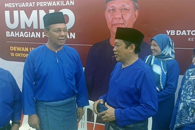 Hasni (kiri) dan Ahmad (dua dari kanan) antara yang disebut-sebut sebagai calon BN di Parlimen Pontian.