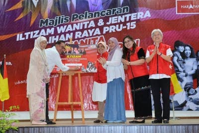 Anwar merasmikan Majlis Pelancaran Iltizam Wanita dan Jentera PRU15 di Dewan Raja Muda Musa di sini, pada Sabtu. - FOTO SINAR HARIAN/MOHD HALIM ABDUL WAHID