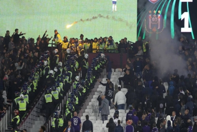 Polis cuba mengawal rusuhan penyokong pada aksi West Ham menentang Anderlecht dalam saingan Liga Konferensi Eropah pada Jumaat. - Foto Agensi