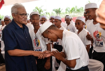 Hamzah beramah mesra bersama para pelatih Puspen pada Program Retreat Media dan Sahabat KDN anjuran Agensi Anti Dadah Kebangsaan di Puspen Batu Kurau, pada Sabtu. - Gambar Bernama
