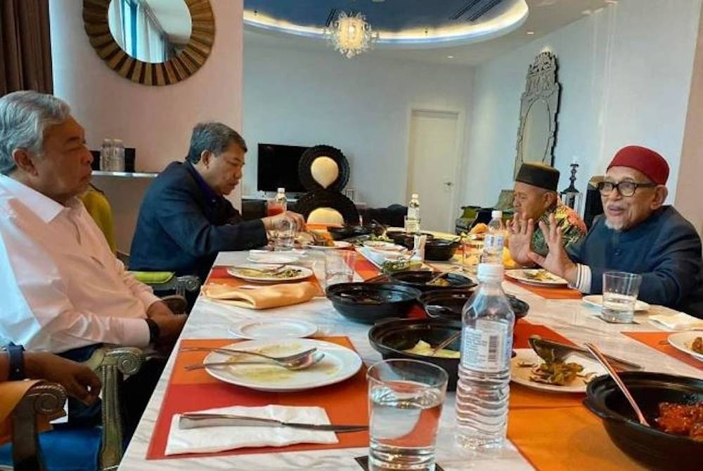 Gambar pertemuan Presiden dan Timbalan Presiden UMNO serta Pas pada Jumaat.