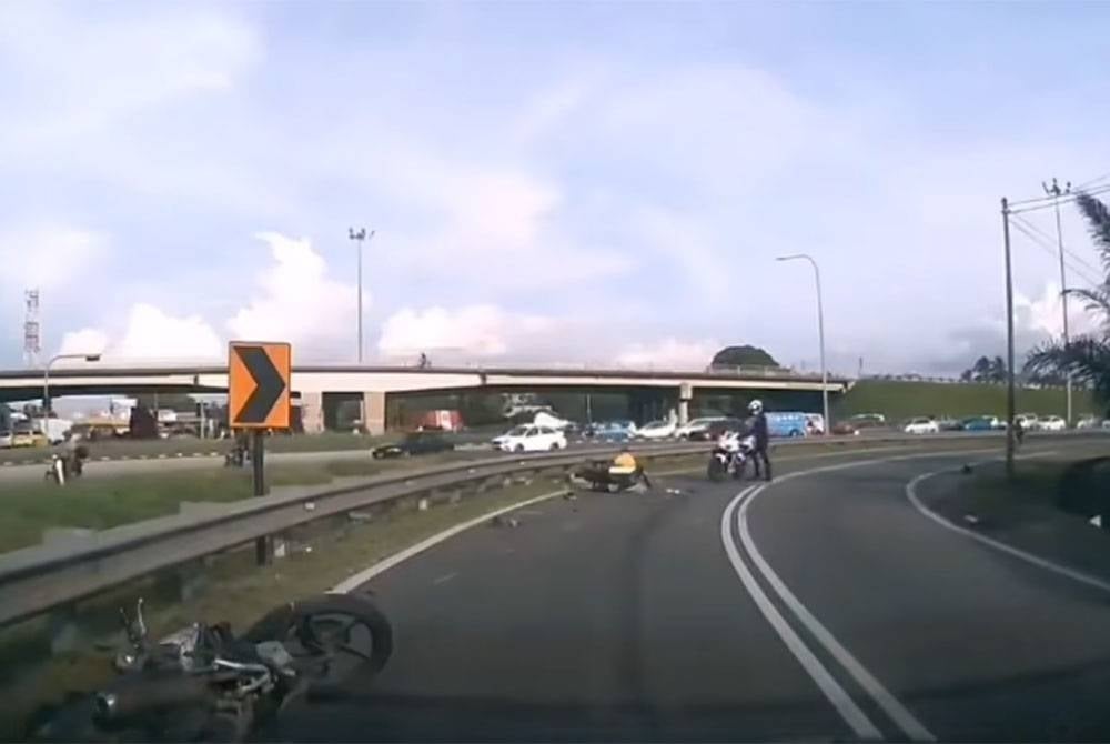 Tangkap layar video yang tular mengenai kemalangan dua buah motosikal di Jalan Perusahaan Lokan pada Rabu.