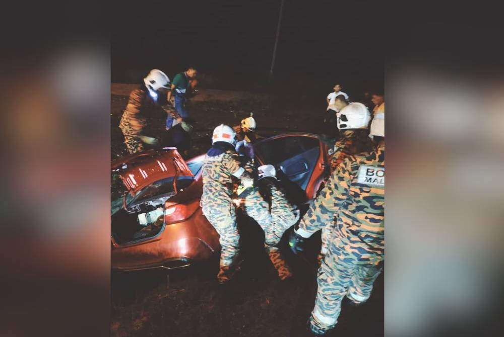 Anggota bomba bertungkus-lumus mengeluarkan mangsa dalam nahas di Jalan Tangkak-Segamat dekat Kampung Baru pada malam Sabtu. - Foto Bomba Johor