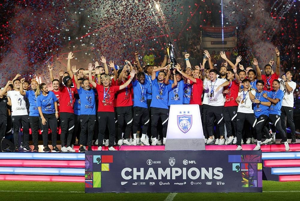 Bidoglio (tujuh dari kiri), bersama pemain dan pegawai meraikan kejayaan muncul juara Liga Super 2022 yang juga merupakan trofi kesembilan berturut-turut sejak 2014 di Stadium Sultan Ibrahim, pada Sabtu. - Foto Bernama.