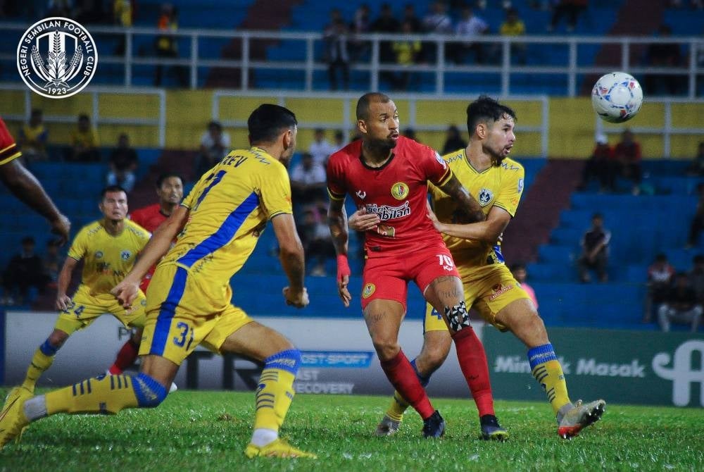Aksi Liga Super yang menemukan NSFC (dua dari kanan) dan Sri Pahang di Kuantan pada Sabtu. - Foto FB NSFC