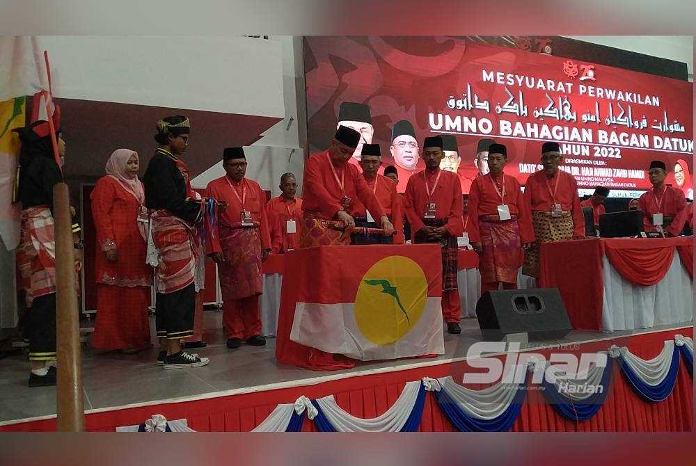 Ahmad Zahid ketika menyempurnakan gimik perasmian Mesyuarat Perwakilan UMNO Bahagian Bagan Datuk di Dewan Perdana Kompleks UMNO Bagan Datuk di sini pada Ahad.