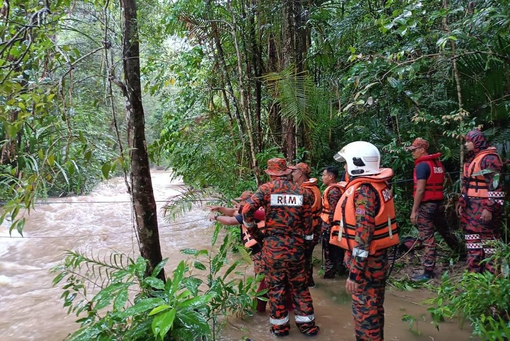 Anggota bomba menggunakan teknik penyelamatan membuat ikatan tali bagi menyelamatkan kesemua mangsa yang terperangkap. Foto: Ihsan JBPM Kedah