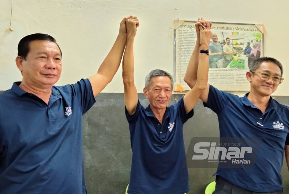Khang Woon (kanan) berganding bersama Awang dan Eng Chung selepas sidang akhbar pada Ahad.