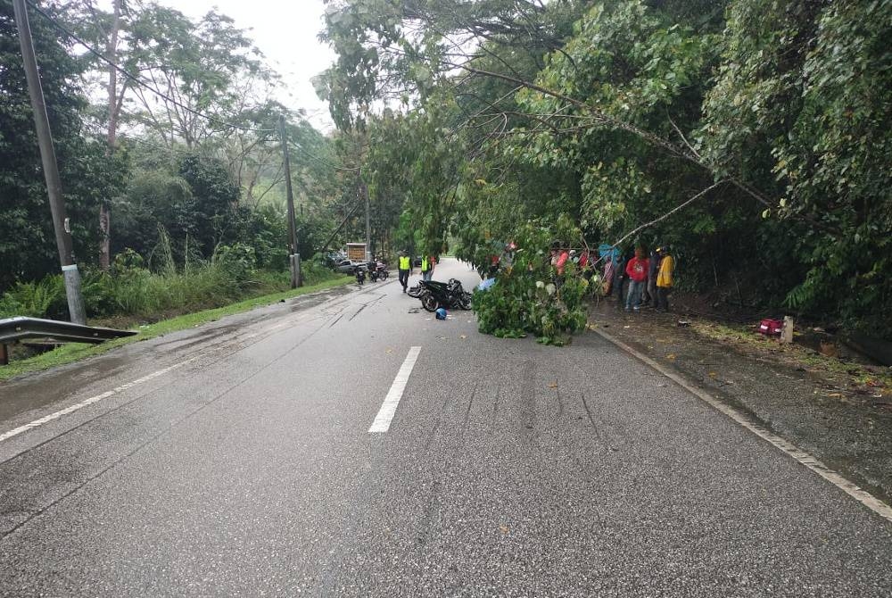 Lokasi kemalangan mengakibatkan seorang penunggang motosikal maut.