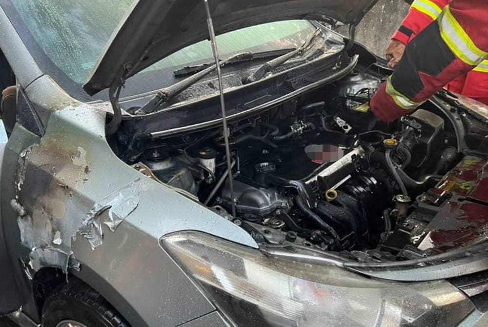 Mangsa alami kerugian dianggarkan sekitar RM5,000 akibat kebakaran itu dalam kejadian di sebuah rumah di Taman Sri Watan, Ampang pada Jumaat. - Foto PDRM