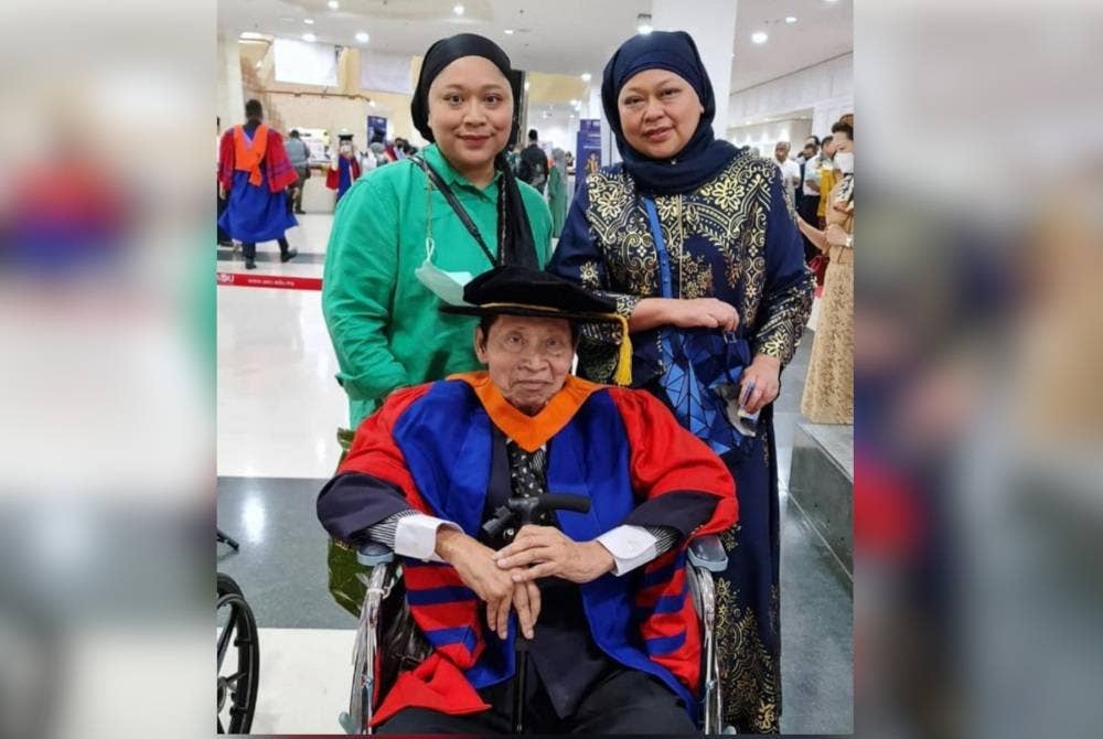 Bersama dua anaknya, Shelly (kanan) dan Syana (kiri) yang menjadi tulang belakang Dr Yeop Ali dalam tamatkan pengajian PHD - Foto Astro Awani/HafiziRosli