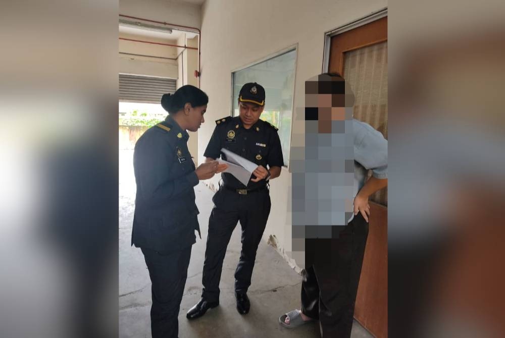 Penguat kuasa KPDNHEP melakukan pemeriksaan ke atas premis berkenaan selepas menerima aduan berhubung caj pengendalian tersebut.