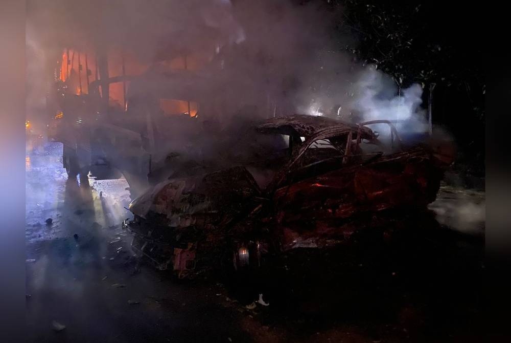 Keadaan salah sebuah kereta yang terbakar dalam kemalangan berkenaan. - Foto Bomba Johor