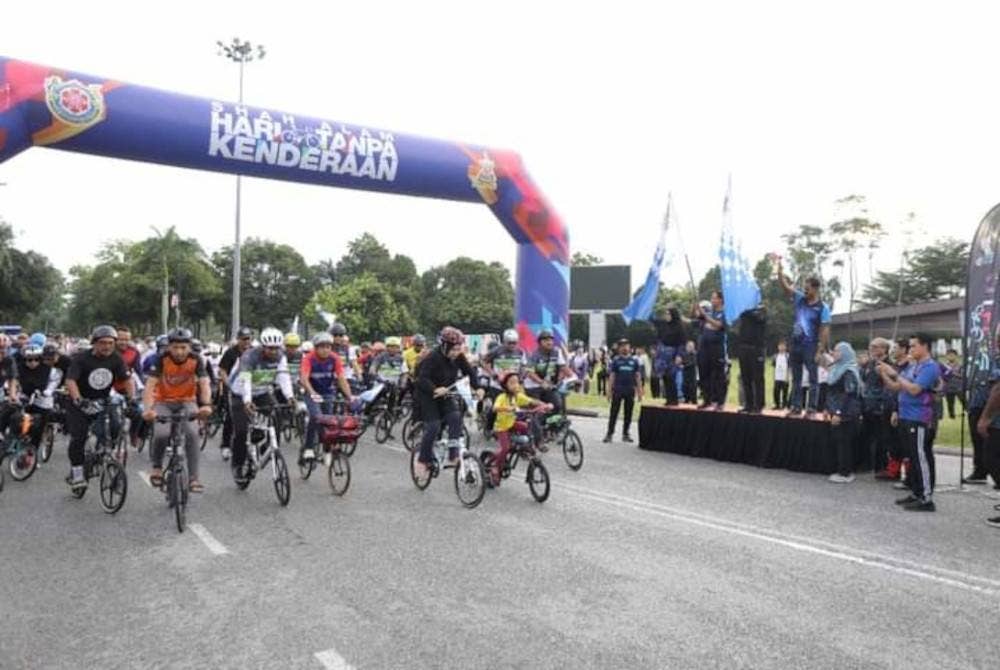 Mohd Rashidi (atas pentas, tiga dari kiri) pada program Shah Alam Hari Tanpa Kenderaan di Dataran Kemerdekaan, Seksyen 14 pada Ahad. - Foto MBSA