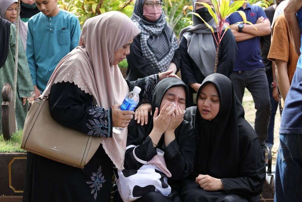 Sebahagian ahli keluarga Allahyarhamah Nurul Nazihah Kamalul Arifin yang hadir memberi penghormatan terakhir kepada Allahyarhamah yang maut dalam kemalangan. - Foto Bernama