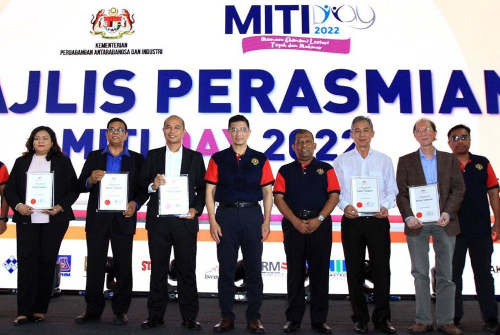 Mohamed Azmin (tengah), Ketua Pengarah JSM, Shaharul Sadri Alwi (empat dari kanan) bersama penerima Anugerah Standard dan Akreditasi Kebangsaan sempena Hari MITI 2022 di Tapak Pasar Tani, Taman Melawati, Gombak pada Ahad.