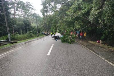 Lokasi kemalangan mengakibatkan seorang penunggang motosikal maut.