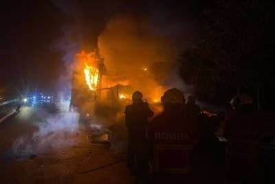 Anggota bomba memadamkan kebakaran yang berlaku akibat daripada kemalangan berkenaan. - Foto Bomba Johor
