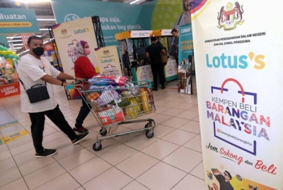 Keberkesanan KBBM dapat dilihat apabila rakyat mula memilih untuk membeli barangan Malaysia. - Foto Bernama