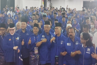 Noh bergambar bersama kepimpinan bahagian dan perwakilan pada Majlis Pelancaran Jentera BN Parlimen Kuala Selangor di Dewan UMNO Bahagian Kuala Selangor di sini pada Ahad.