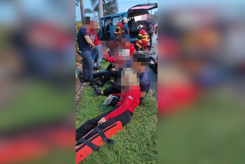 Antara mangsa yang mengalami kecederaan apabila van dinaiki mereka melanggar tiang papan iklan di Jalan Batu Tiga Lama menghala ke I-City di sini pada Isnin.