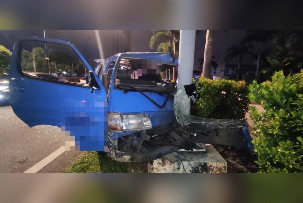 Keadaan van pekerja yang remuk setelah dipercayai terbabas sebelum melanggar tiang iklan di Jalan Batu Tiga Lama menghala ke I-City di sini pada Isnin.