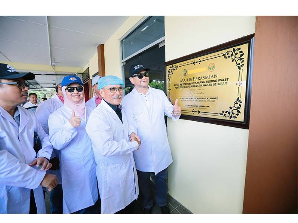 Ronald (dua dari kanan) merasmikan Pusat Proses Sarang Burung Walet PPK Beluran sambil disaksikan Ketua Pengarah LPP, Datuk Azulita Salim (dua dari kiri).