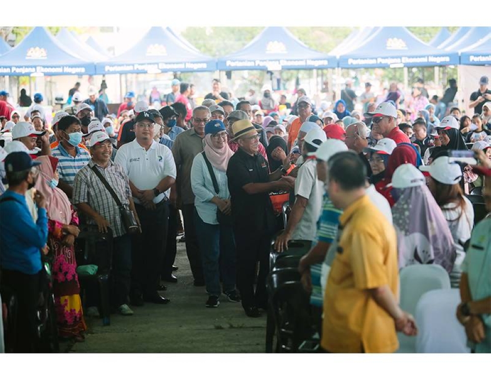 Ronald disambut ketika tiba pada majlis berkenaan.