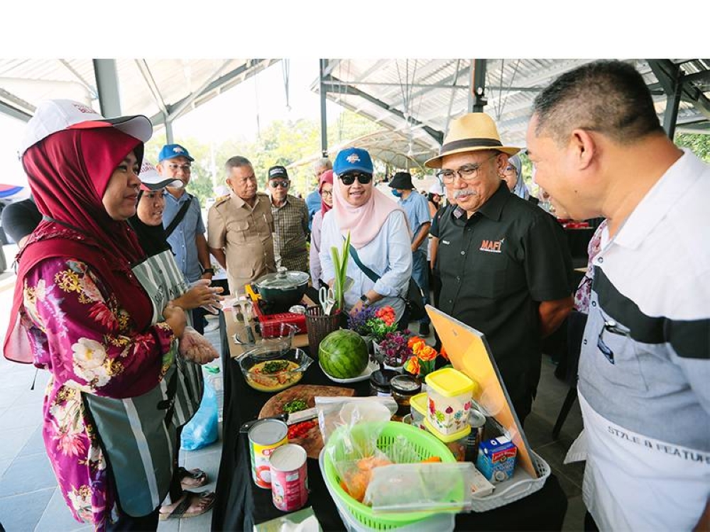 Ronald ketika melawat gerai pada majlis perasmian Pusat Proses Sarang Burung Walet PPK Beluran.