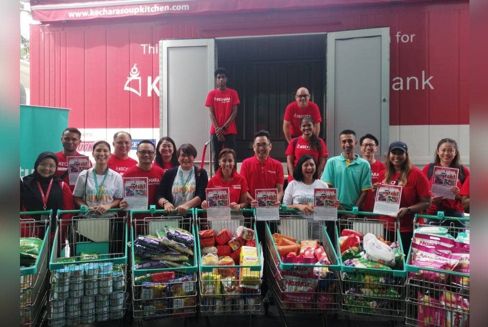 Pelbagai barangan yang dikumpulkan di Lotus's Malaysia menerusi inisiatif World Food Day Food Drive untuk diserahkan kepada Kechara Soup Kitchen.