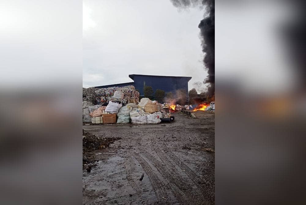 Sebuah pusat kitar semula musnah terbakar.