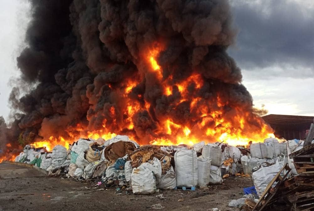 Sebuah pusat kitar semula musnah terbakar di Jalan Sungai Pinang 5/7, Taman Perindustrian Pulau Indah pada Isnin.
