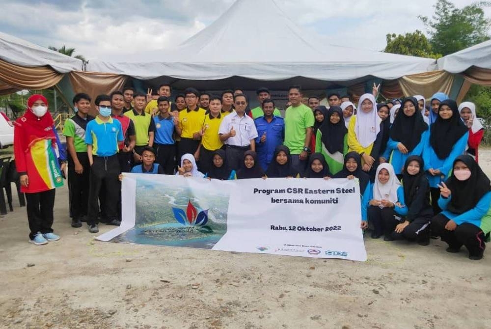 Kira-kira 200 peserta menyertai CSR membersihkan Sungai Chukai sempena sambutan Hari Alam Sekitar Negara 2022 pada 12 Oktober lalu.