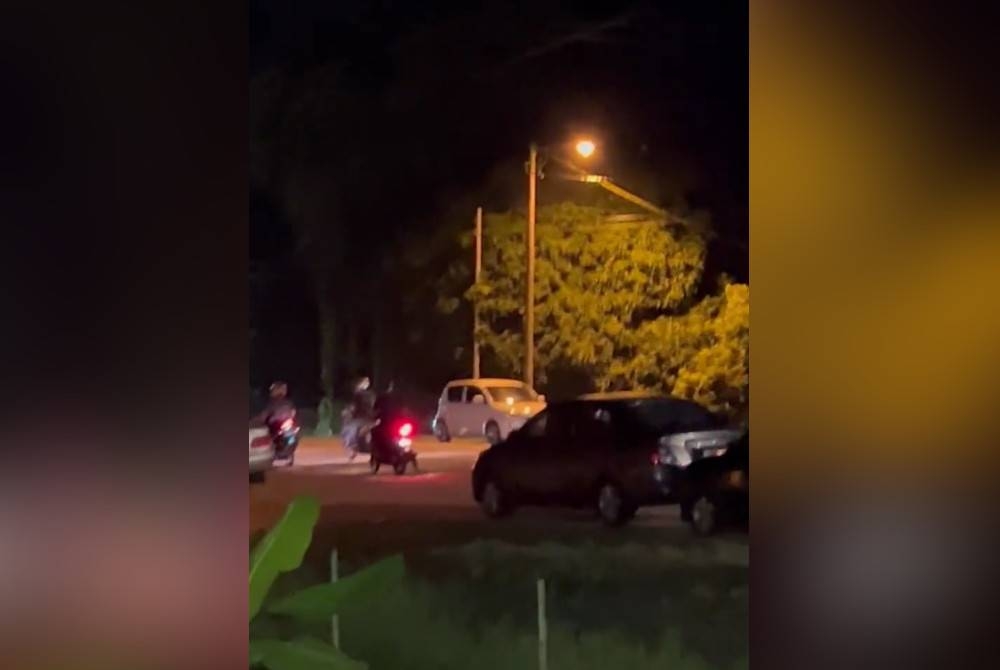 Sekumpulan 'mat motor' yang dipercayai mencetuskan provokasi pada ceramah anjuran parti Muda, di Parit Jawa, Muar pada Ahad.
