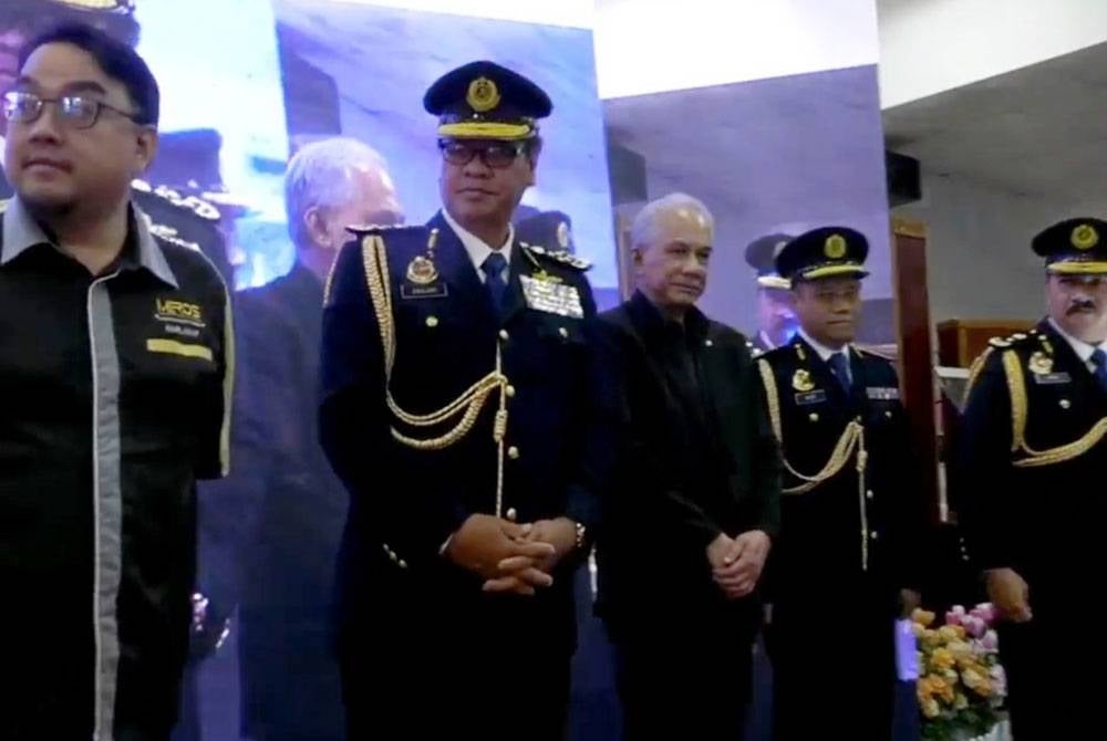 Zailani (dua,kiri) selepas menyempurnakan Ulang Tahun Ke-20 Akademi Pengangkutan Jalan Malaysia (APJM) di Tiang Dua, Ayer Molek, di sini pada Isnin.