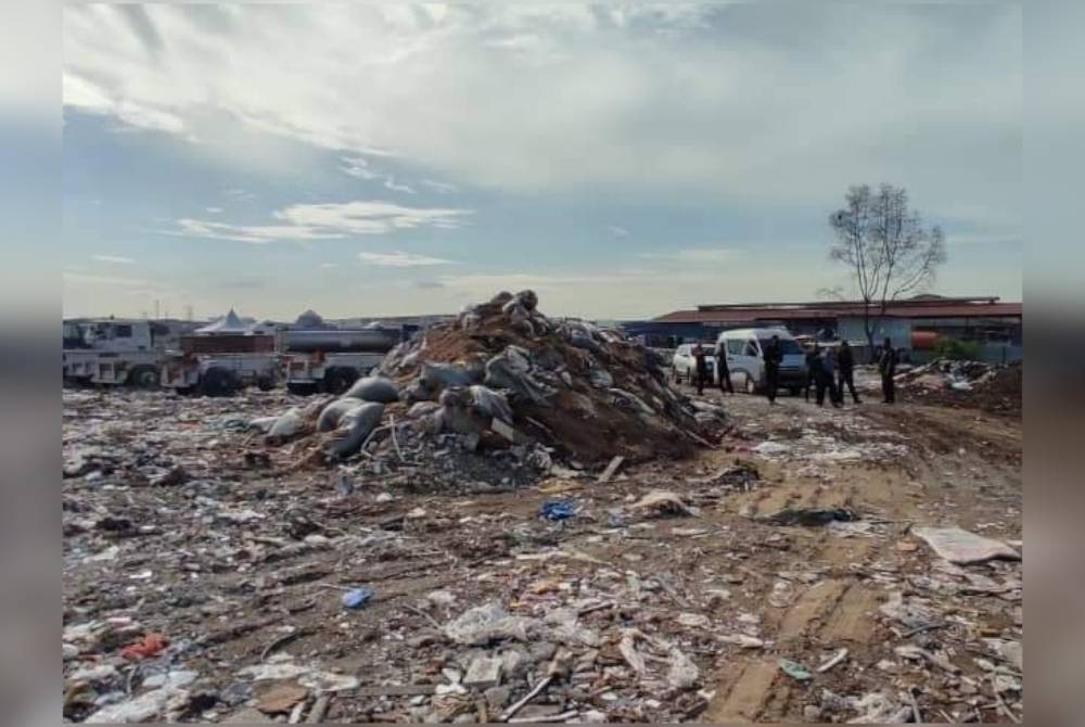 Tanah di Jalan Selat Selatan 20, Pandamaran, di sini JKPTG disewakan kepada sebuah syarikat untuk aktiviti penternakan disalahguna dan bertukar menjadi tempat pembuangan sampah haram.