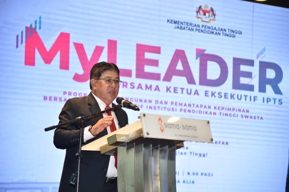 Abdul Razak ketika berucap pada majlis perasmian Program Pembangunan dan Pemantapan Kepimpinan Bersama Ketua Eksekutif IPTS (MyLeader) di Sepang, hari ini.